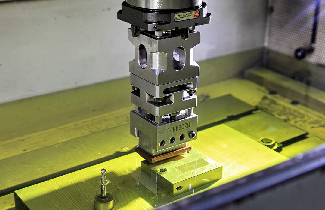 無(wú)線藍(lán)牙耳機(jī)模具 EDM加工.jpg 無(wú)線藍(lán)牙耳機(jī)模具 EDM加工.jpg