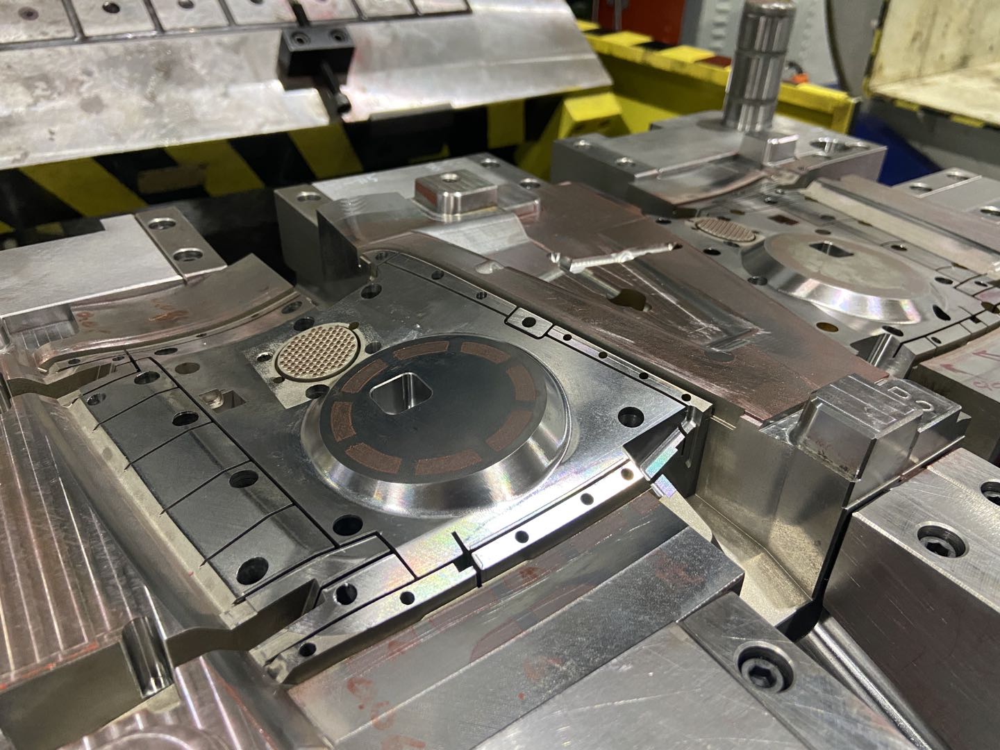 精密汽車內飾模具.jpg 精密汽車內飾模具.jpg